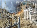 В райцентре Сунтар в результате пожара на кладбище повреждено более 45 надгробий